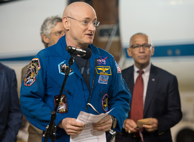 Illustration for article titled Is NASA's Scott Kelly Allowed to Take His Blue Jumpsuit Off?